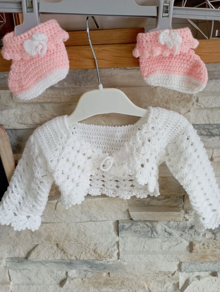 Gilet et chaussons en crochet fait main en parfait état - photo numéro 2