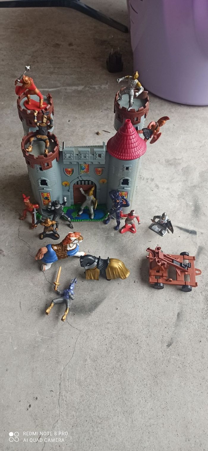 Petit château avec soldats