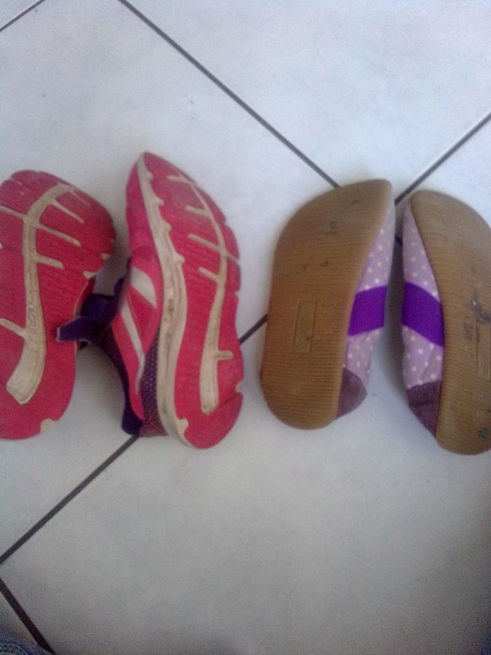 Lot de 4paires de chaussures t33(botte de neige,chaussons de gym baskets et chaussons)