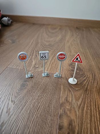 Lot de 4 panneaux de signalisation routière