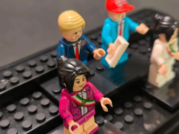 figurine type Lego Donald Trump et Claudia Sheinbaum - photo numéro 4