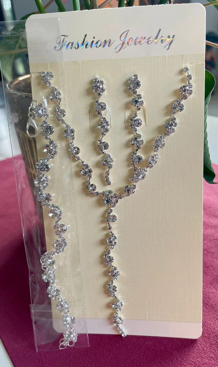Ensemble trois pièces bijoux plaque argent strass collier bracelet bo neuf - photo numéro 2