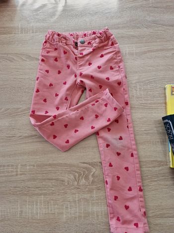 Pantalon fin motifs cœurs.