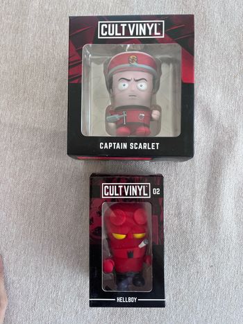 Figurines cult vinyl hellboy et captain scarlet