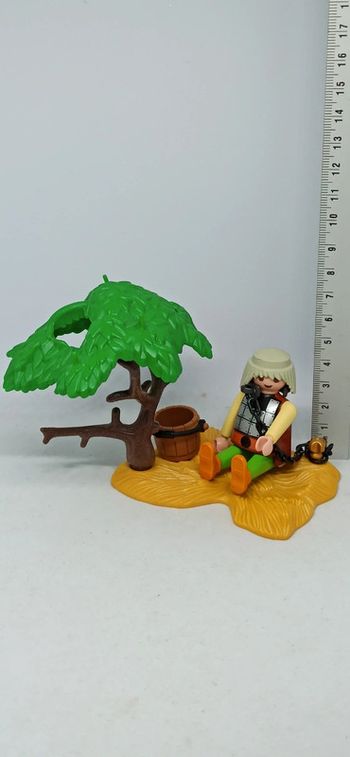 Homme chevalier prisonnier avec arbre et attache playmobil