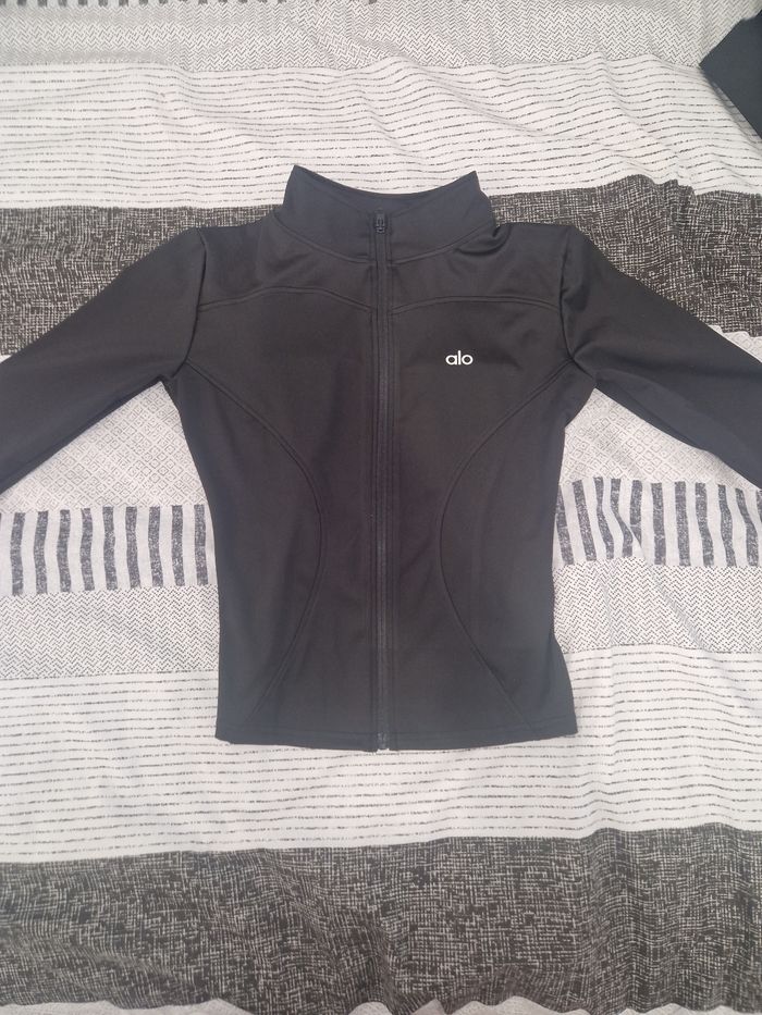 Ensemble legging, brassière, veste alo yoga - photo numéro 3