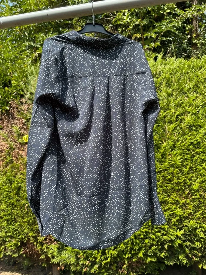 Chemise effet blouse manches longues bleu marine à pois blancs – Marque Kiabi - photo numéro 2