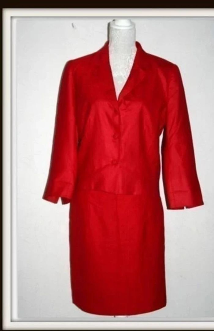 Tailleur rouge Un Jour Ailleurs taille 40