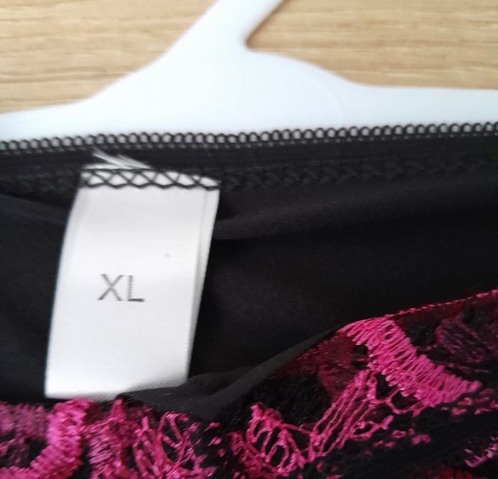 soutien gorge dentelle noire et rose fushia 95C + culotte XL - photo numéro 4
