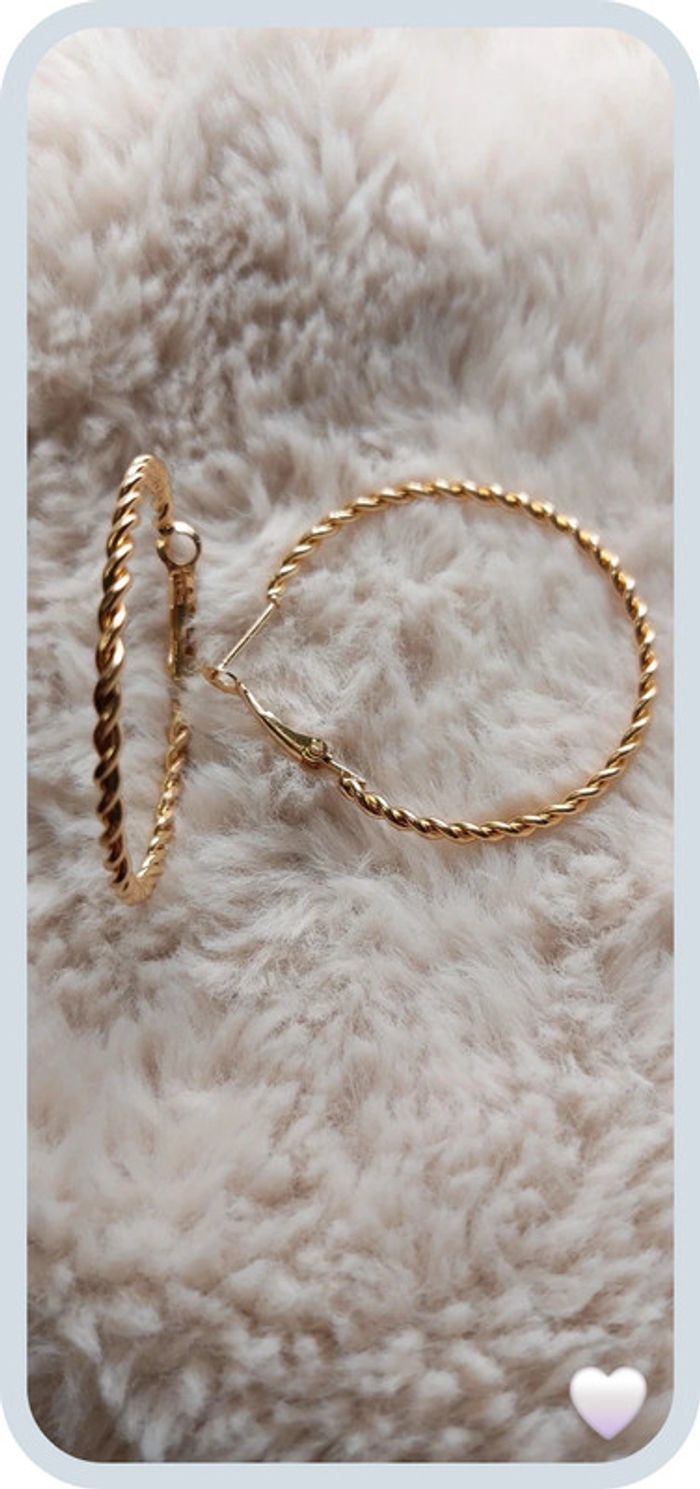 Magnifique paires de boucles d oreilles dorée