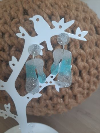 Boucles d'oreilles pendante résine 