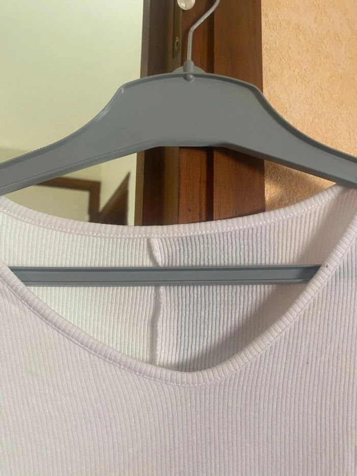 Superbe TEE shirt femme épaule dénudée très bon etat - photo numéro 2