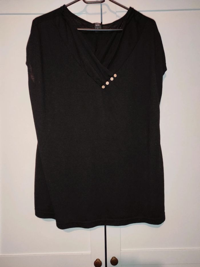 Haut noir fluide sans manches avec décors boutons - Emery Rose