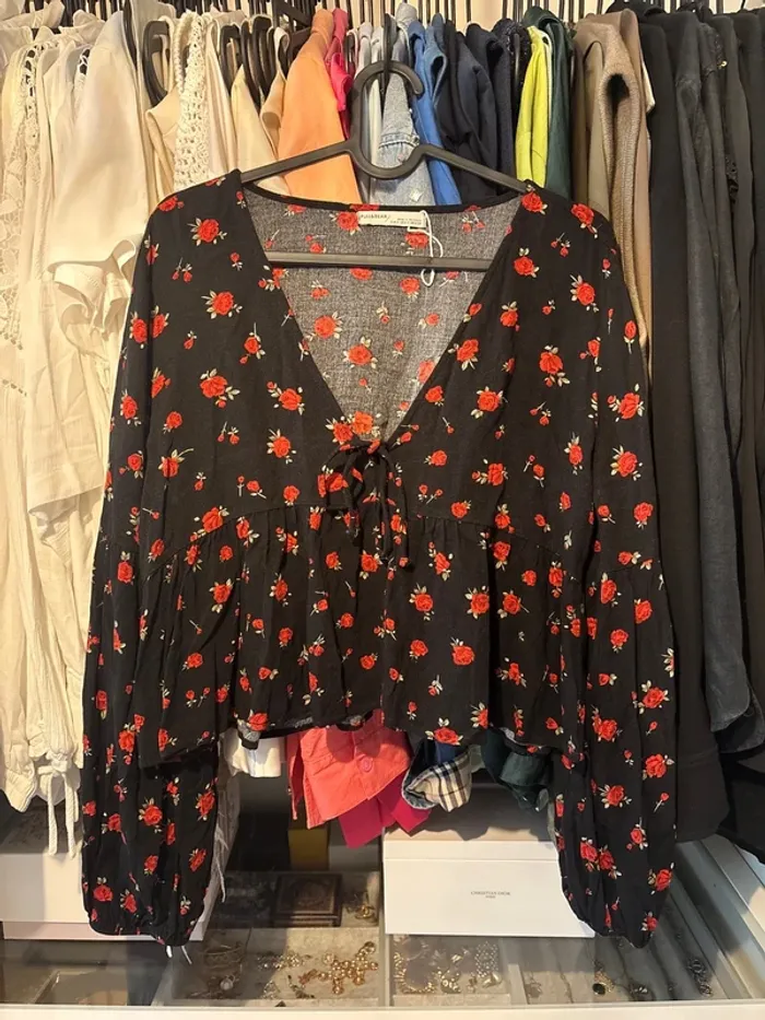 Blouse motifs rose rouge