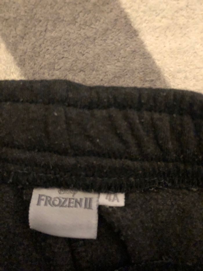 Le lot de 2 pantalon taille 4 ans le pantalon gris foncer à quelques signe d’usure mes reste en bon état voir photo joint et le pantalon gris clair est en très bon état - photo numéro 5