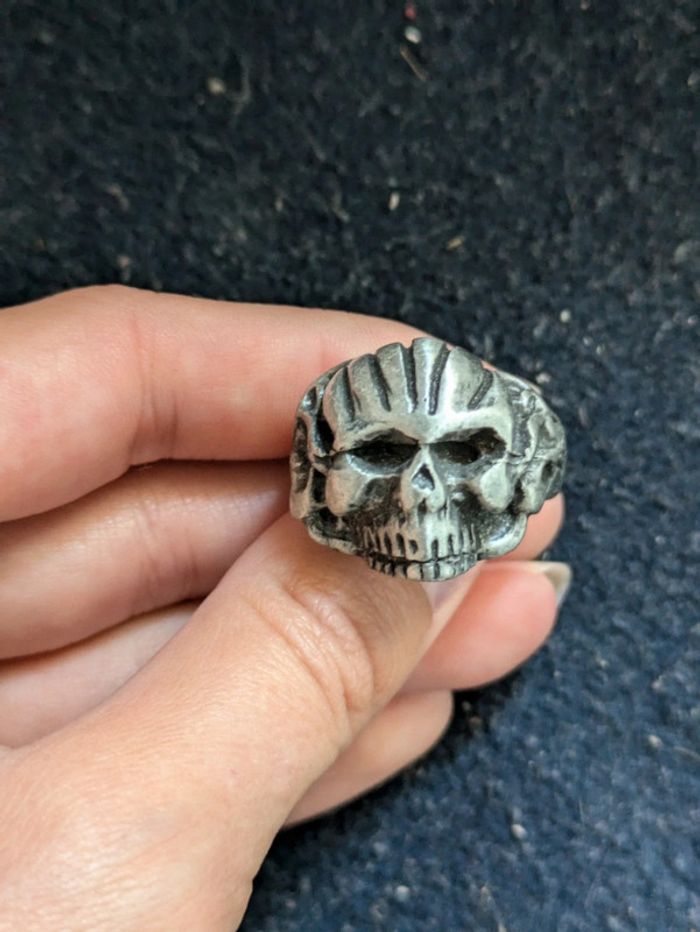 Chevalière en étain tête de mort