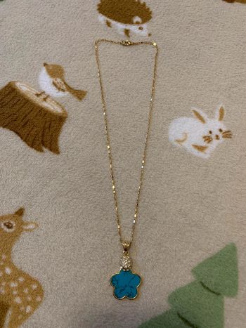 Collier à pendentif fleur bleue marbré