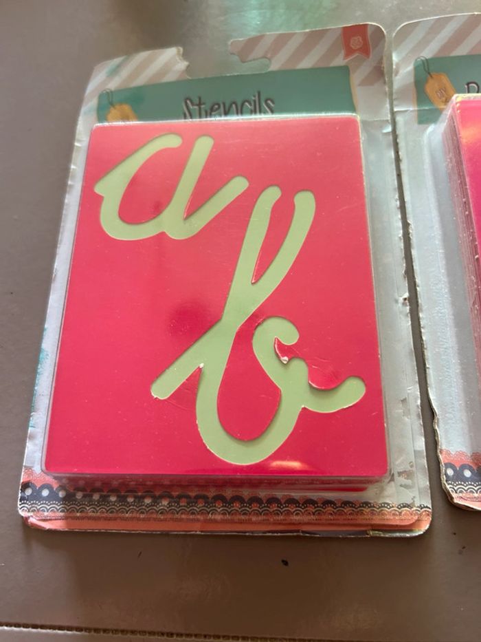 Deux lots de pochoirs alphabet - photo numéro 3