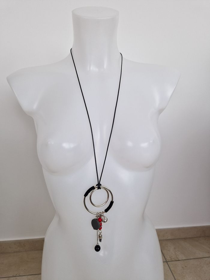 Collier long avec diverses décorations - photo numéro 2