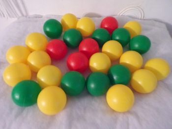 Lot de 28 balles en plastique