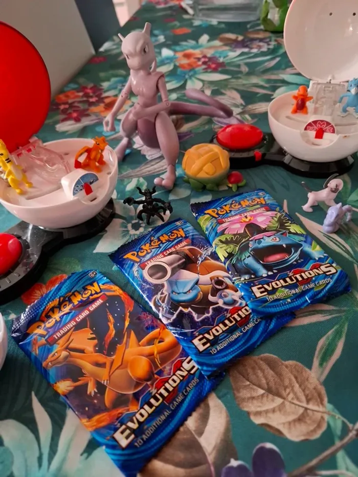 Magnifique lot de pokeball toupie avec figurine et cartes pokemon non officiel - photo numéro 3