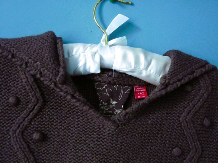 Pull laine fille 4 ans Okaidi capuche pompon marron collection hiver TBE - photo numéro 2