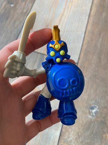 Jouer figurine combat