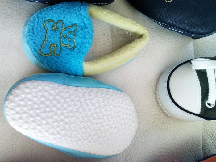 Lot de 5 paires de chaussons / chaussures bébé + 1 paire de chaussettes - photo numéro 4