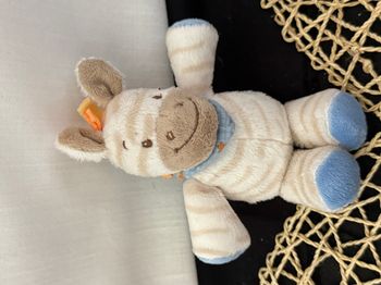 Peluche Arthur zèbre NATTOU Arthur et Louis bleu beige grelot 18 cm