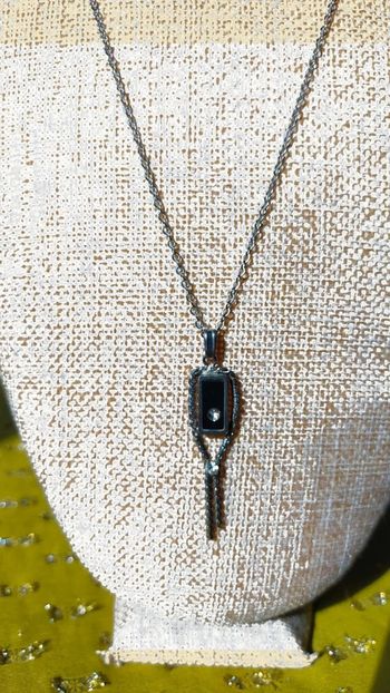 Collier pendentif noir & strass – Chic discret