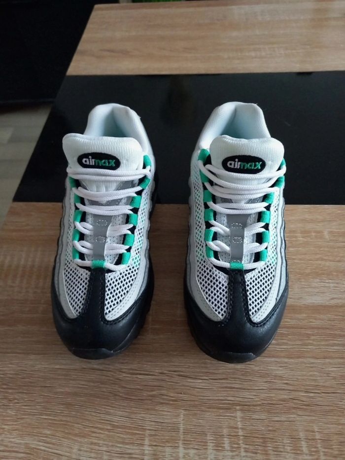 Basket Nike Air max 95  Neuve  T 37,5 - photo numéro 2