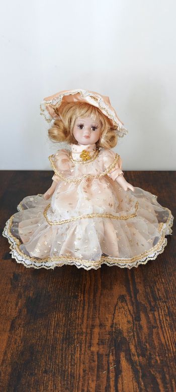 Poupée porcelaine musicale et tourne