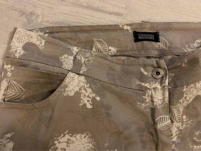 BB11- Short imprimé taupe/beige «  compagnie des aventures » T 46-48 porté 1 h - photo numéro 3