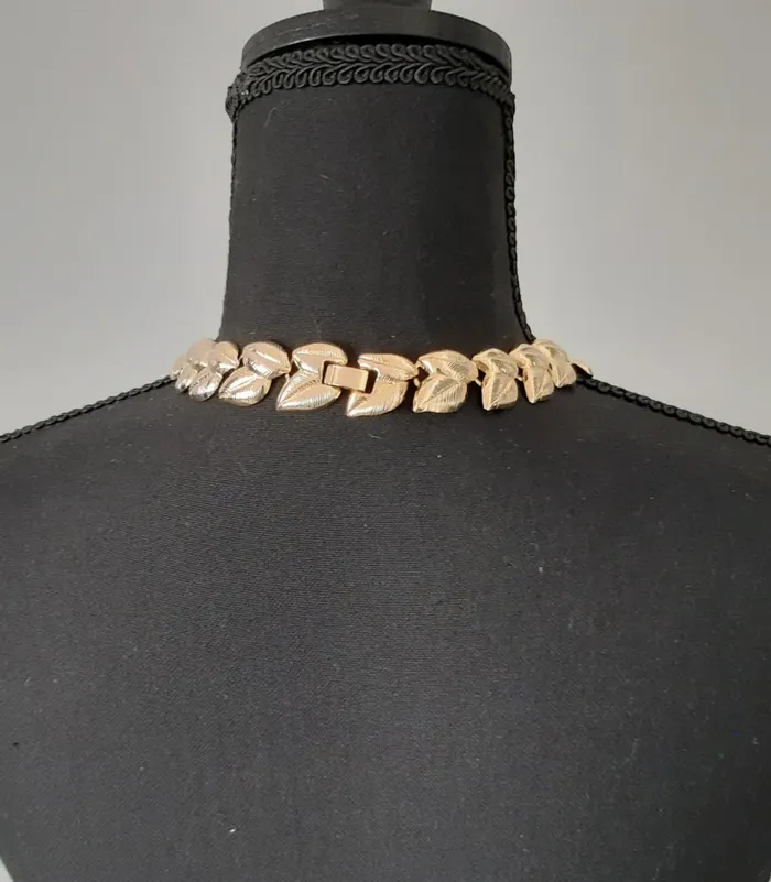 Superbe parure collier, bracelet et boucles d'oreilles assortis motif feuilles en métal doré. - photo numéro 3