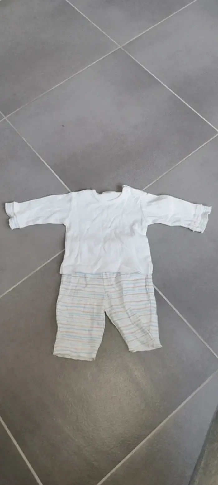 Ensemble blanc a rayures bleu et crème 3 mois
