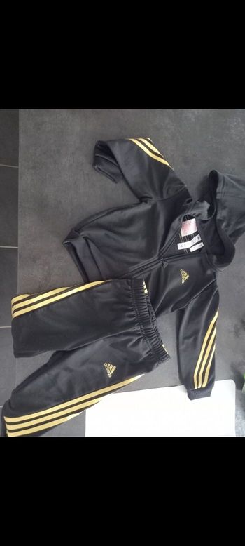 Survêtement Adidas noir 9- 12 mois.