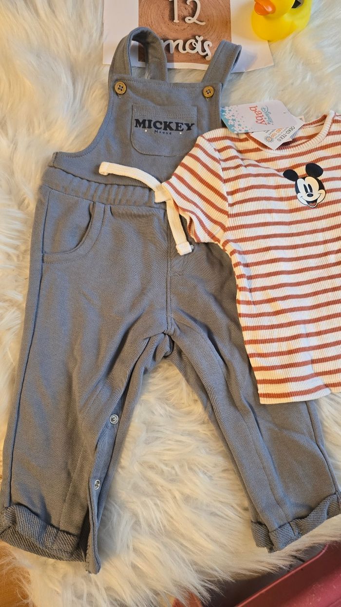 NEUF (non portés)🏷💙 🤩😍SUPERBE ensemble mickey : salopette et teeshirt mc 12 mois garçon💙 - photo numéro 2