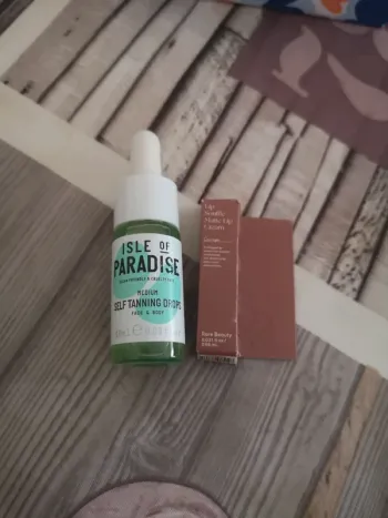 Lot de cosmétiques rare beauty et isle of paradise