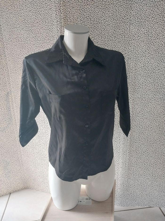 Chemise noire satinée – femme