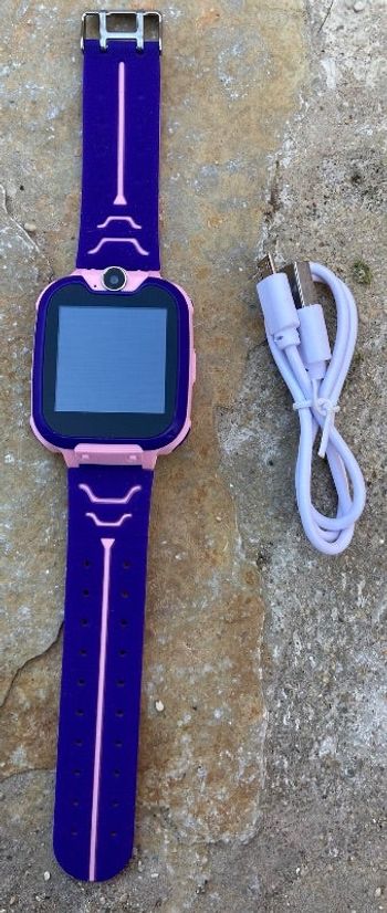 Montre connecté enfant couleur violette et rose avec câble