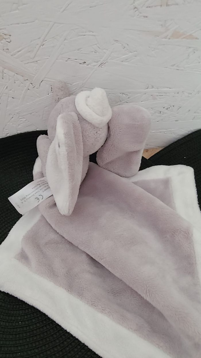 - DOUDOU PLAT ELEPHANT DUMBO DISNEY NICOTOY GRIS YEUX BLEU CHAPEAU BLANC - photo numéro 5