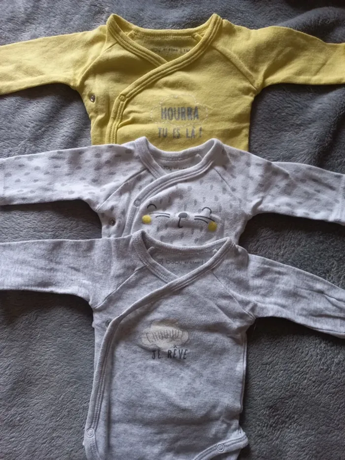 Lot de 3 bodys taille 1 mois