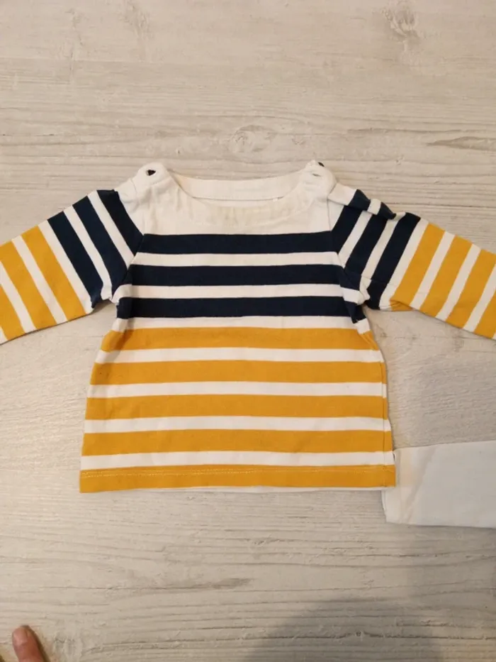 Lot bodies et tee shirt 6 mois - photo numéro 4