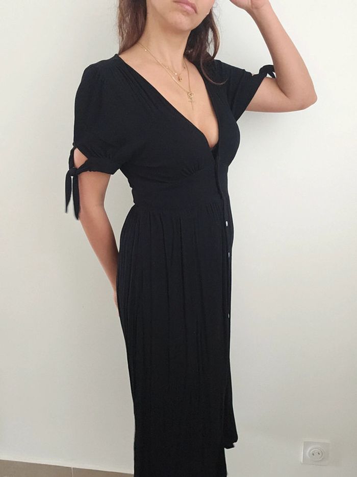 Robe noire mi longue - photo numéro 2