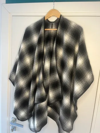 🔹 Poncho cape hiver à carreaux – Only 🔹