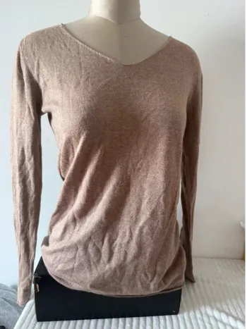 Pull fin doux beige avec motif papillon strass au dos - Taille S/M