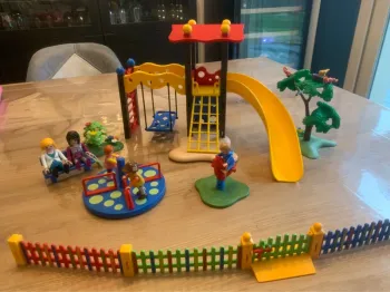 Playmobil set 5568 - Le square pour enfants avec jeux