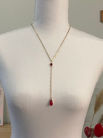 Collier Y élégant en acier inoxydable avec pendentifs rouges facettés