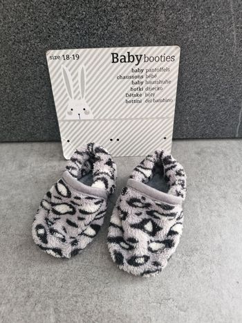 Chaussons bébé 18-19 Sans marque gris clair, noir et blanc motif léopard