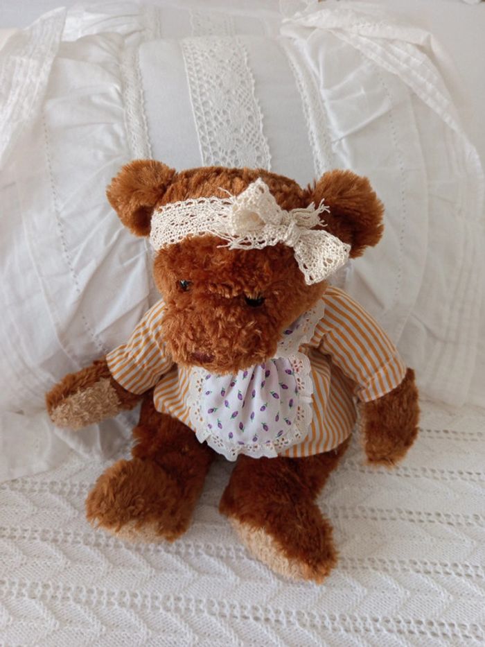 Ourson brun look rétro blouse détail dentelle - photo numéro 3
